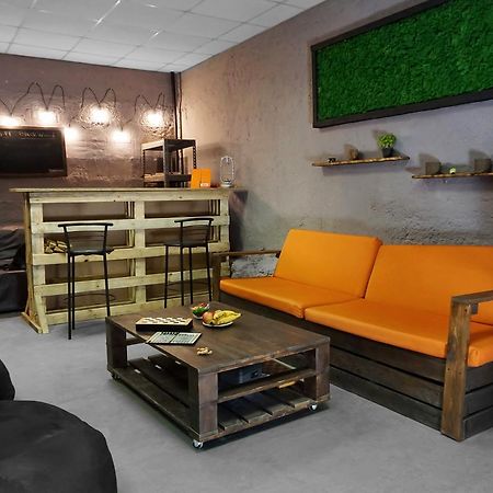 Black Wood Hostel Киев Екстериор снимка