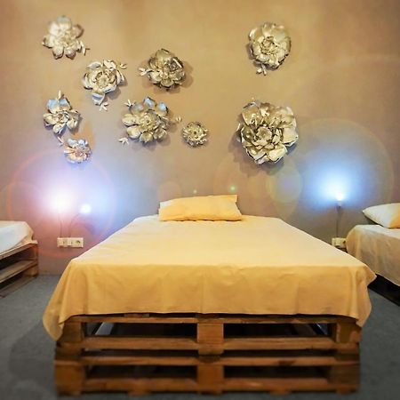 Black Wood Hostel Киев Екстериор снимка