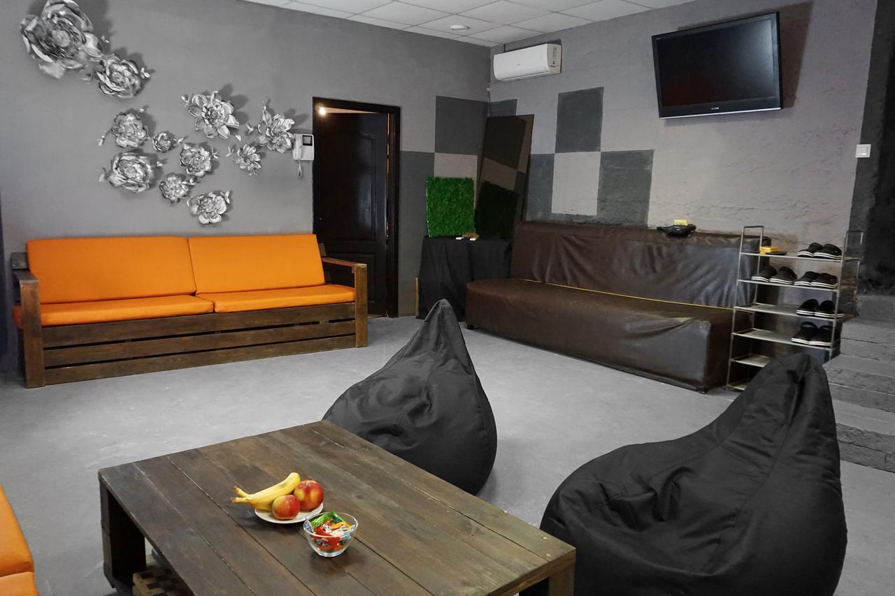 Black Wood Hostel Киев Екстериор снимка