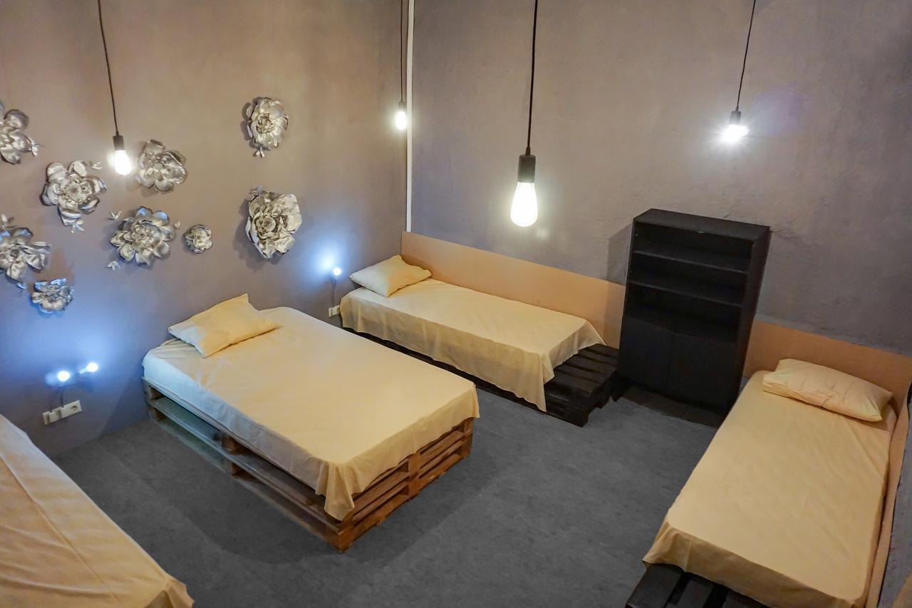 Black Wood Hostel Киев Екстериор снимка
