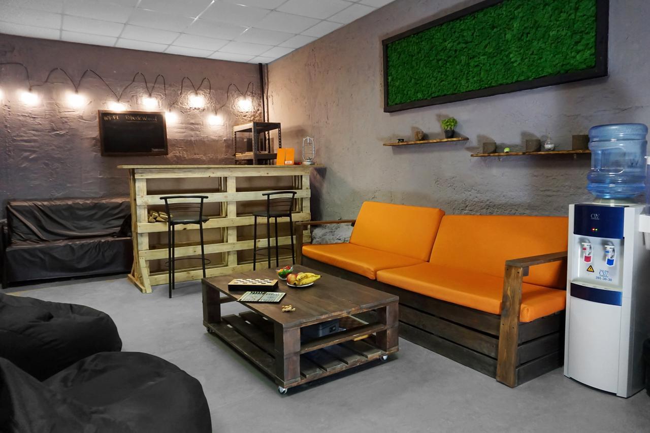 Black Wood Hostel Киев Екстериор снимка