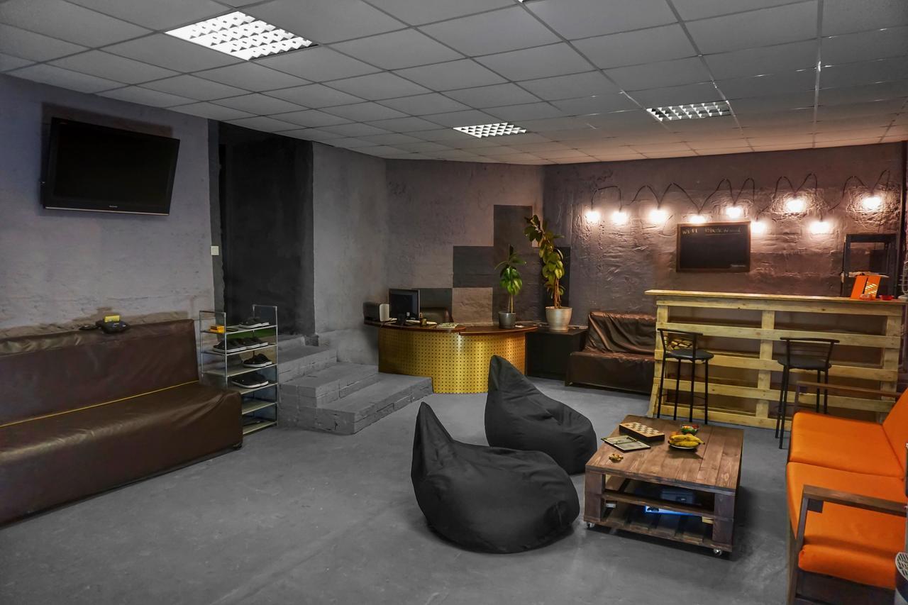 Black Wood Hostel Киев Екстериор снимка