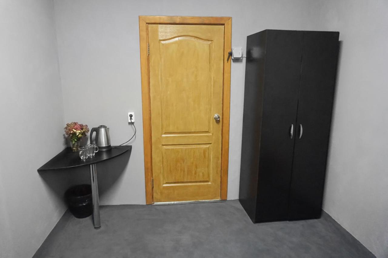 Black Wood Hostel Киев Екстериор снимка