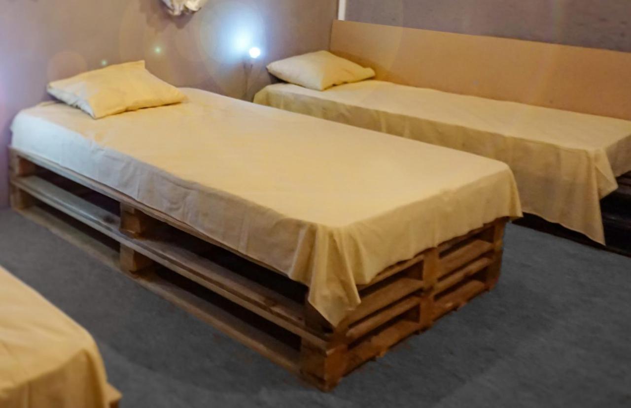 Black Wood Hostel Киев Екстериор снимка